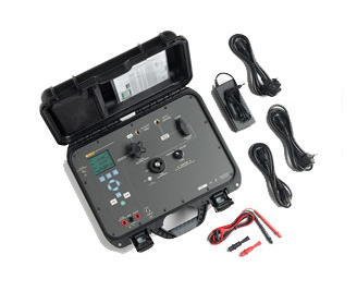 Fluke 3130 Calibrador de Pressão Portátil vista de cima com acessórios